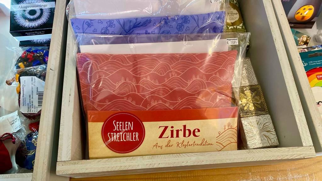 Zirbenkissen getestet: Kissen in der Verpackung liegt in Schublade.