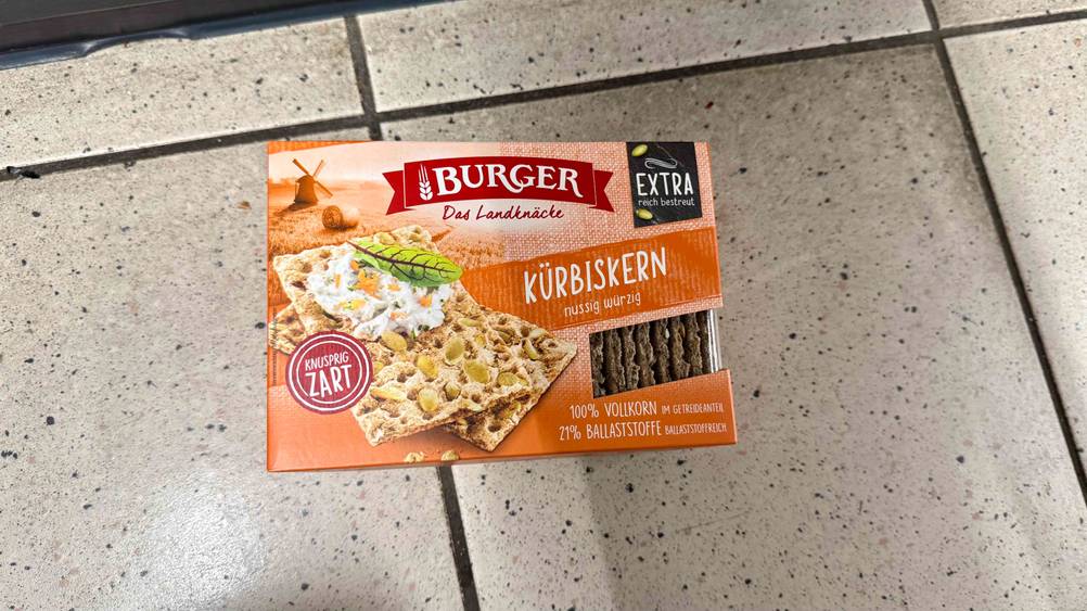 Auf dem Fließenboden liegt eine Packung Knäckebrot im Test.