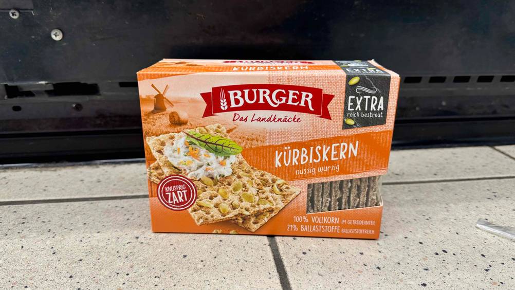Eine Packung des getesteten Knäckebrots vor einer schwarzen Fläche auf dem Boden stehend.