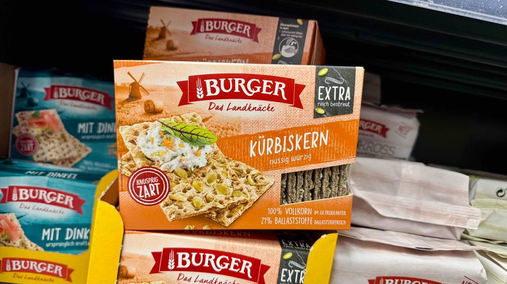 Mehrer Packungen des getesteten Knäckebrots in einem Verkaufsregal.