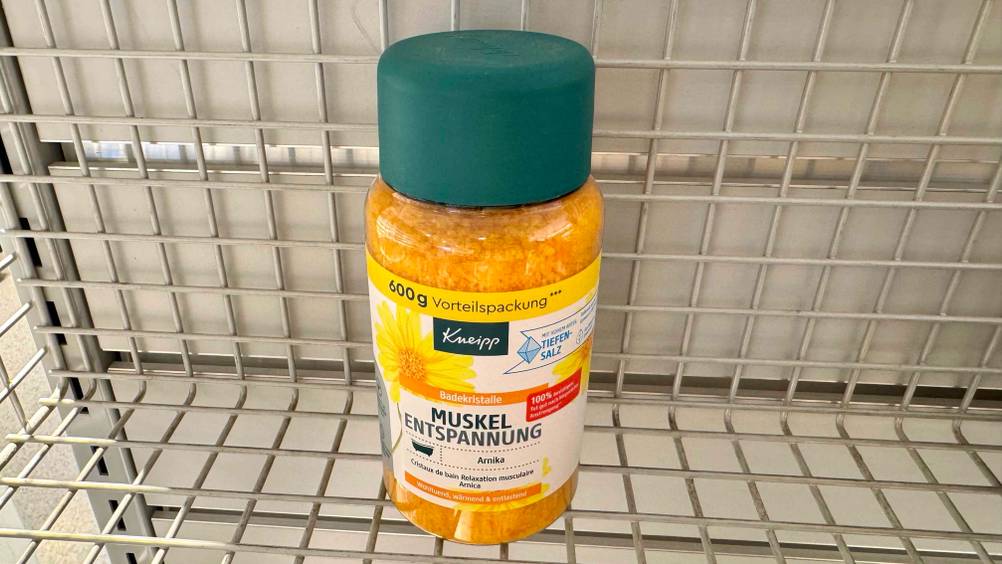 In einem Gitterregal steht ein Kneipp-Badezusatz im Test.