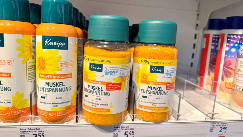 Mehrere Packungen des getesteten Kneipp-Badezusatz in einem Verkaufsregal neben anderen Produkten.