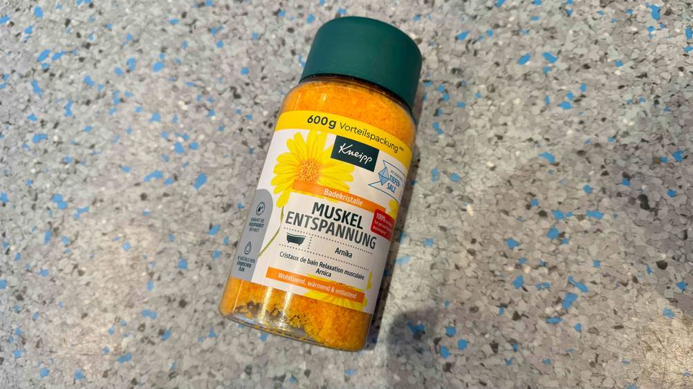 Auf einem Boden liegt der Kneipp-Badezusatz im Test.