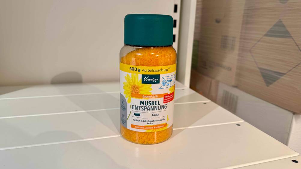 Ein getesteter Kneipp-Badezusatz in einem weißen Regal stehend.