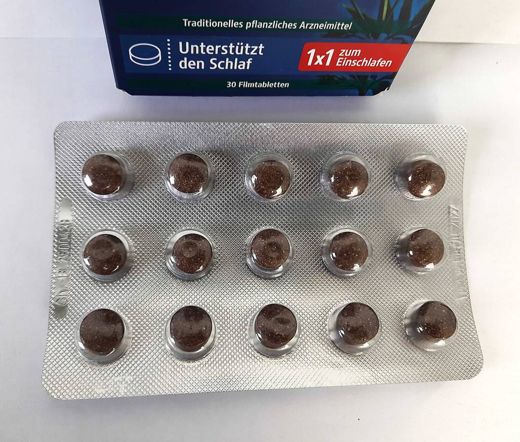 Blick von oben auf einen Blister mit 15 Baldrian-Dragees zum testen.