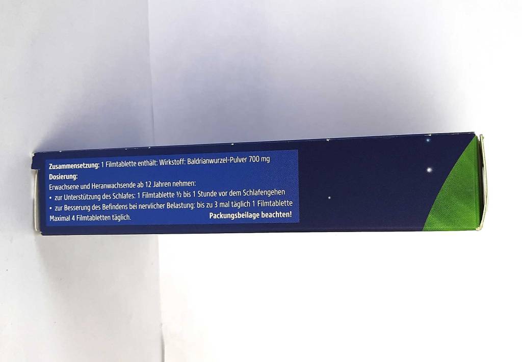 Auf der Seite der Kartonverpackung von Baldrian-Dragees im Test stehen Hinweise zur Dosierung.