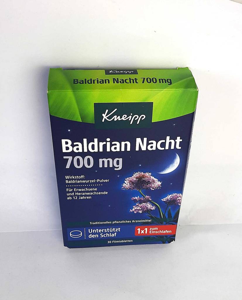 Die Verpackung von getesteten Baldrian-Dragees steht auf einer weißen Fläche.