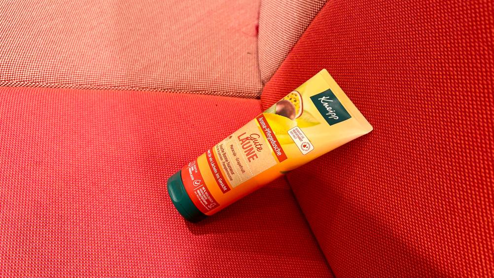 Auf einem roten Polster liegt eine Tube des getesteten Kneipp-Duschgels.