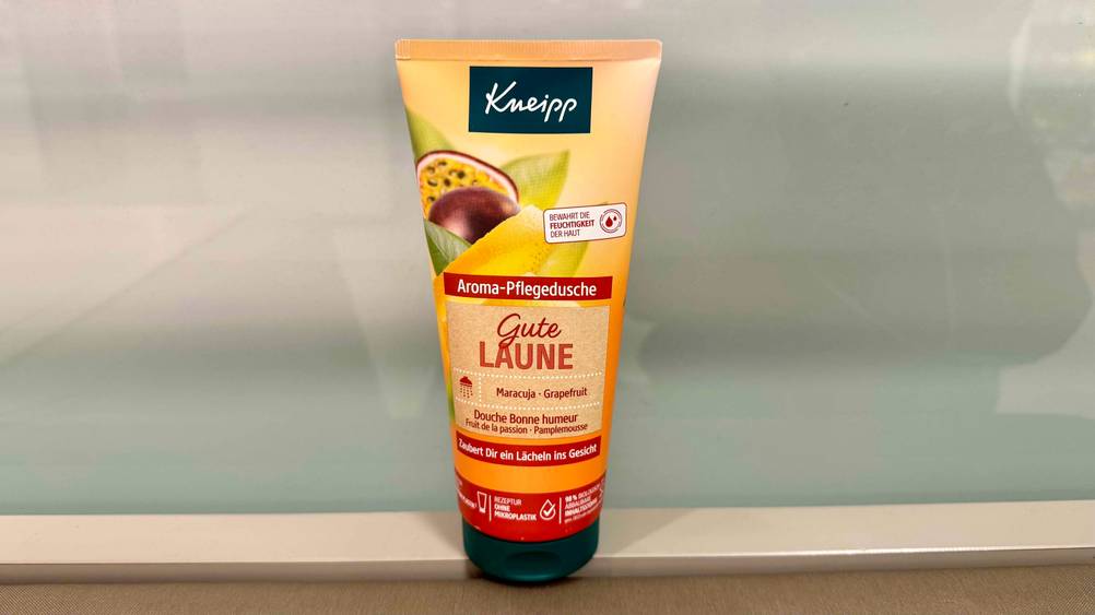 Kneipp-Duschgel getestet: Eine Tube vor einer Milchglasscheibe.