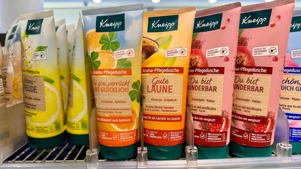 Mehrere Tuben des getesteten Kneipp-Duschgels in einem Regal.