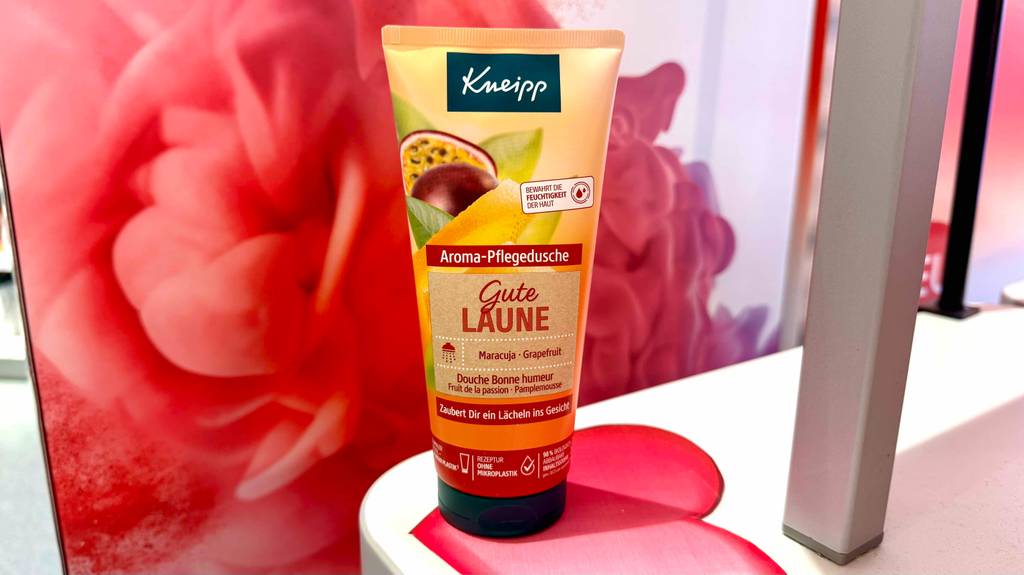 Duschgel ohne Mikroplastik im Test: Eine Tube der Sorte Gute Laune steht auf einem rosa Herz.