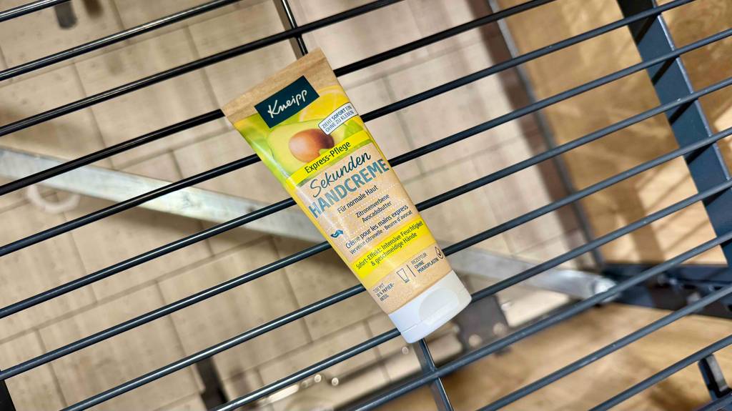 Eine Tube mit getesteter Kneipp-Handcreme liegt in einem Einkaufskorb im Drogeriemarkt.