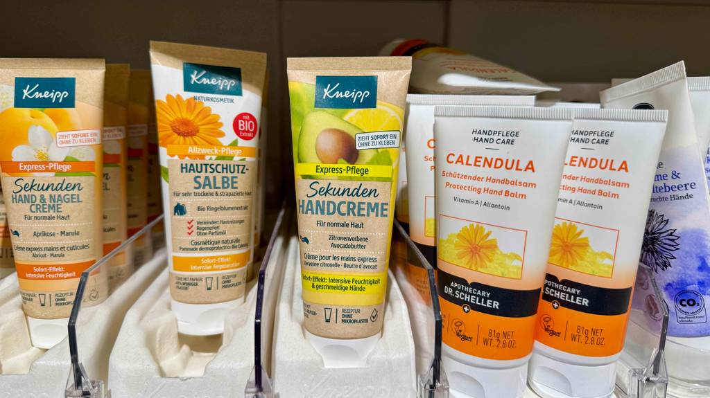 Im Test: Kneipp-Handcreme in der Tube steht zwischen mehreren Handcremeprodukten auf einem Drogeriemarktregal.