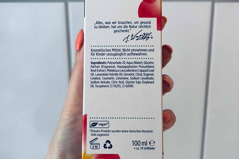 Teufelskralle im Test: Hand zeigt die Rückseite einer Verpackung.