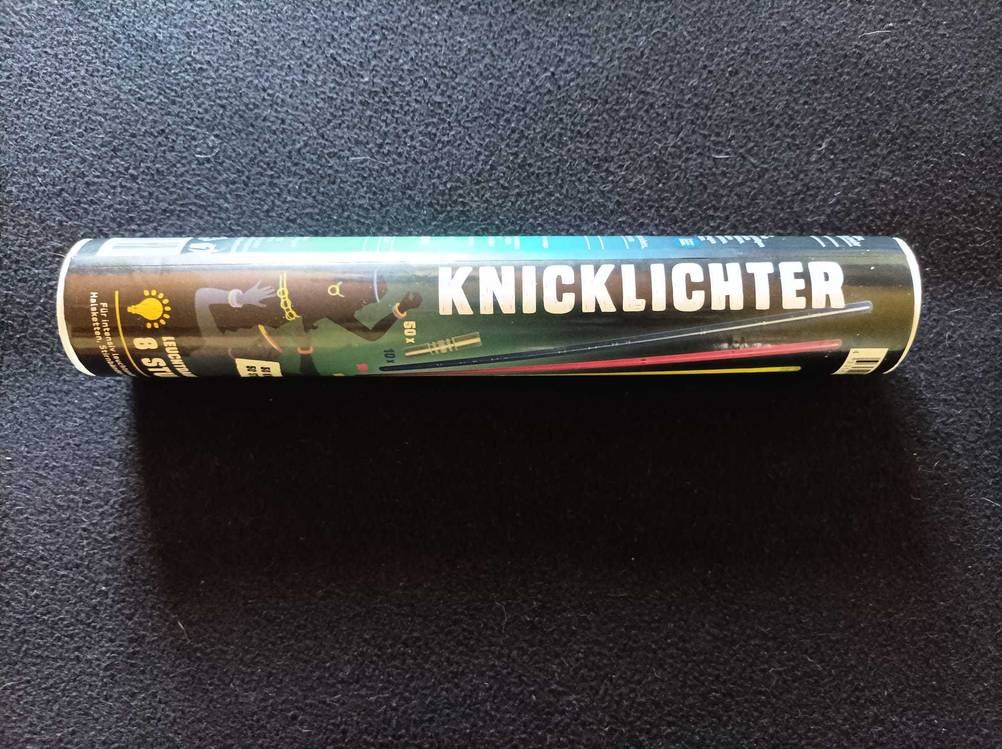 Die Packung der Knicklichter im Test auf einer dunklen Fläche liegend.