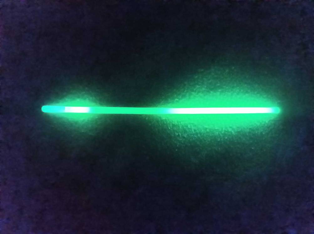Knicklichter im Test: Ein leuchtendes Licht auf einer dunklen Fläche.