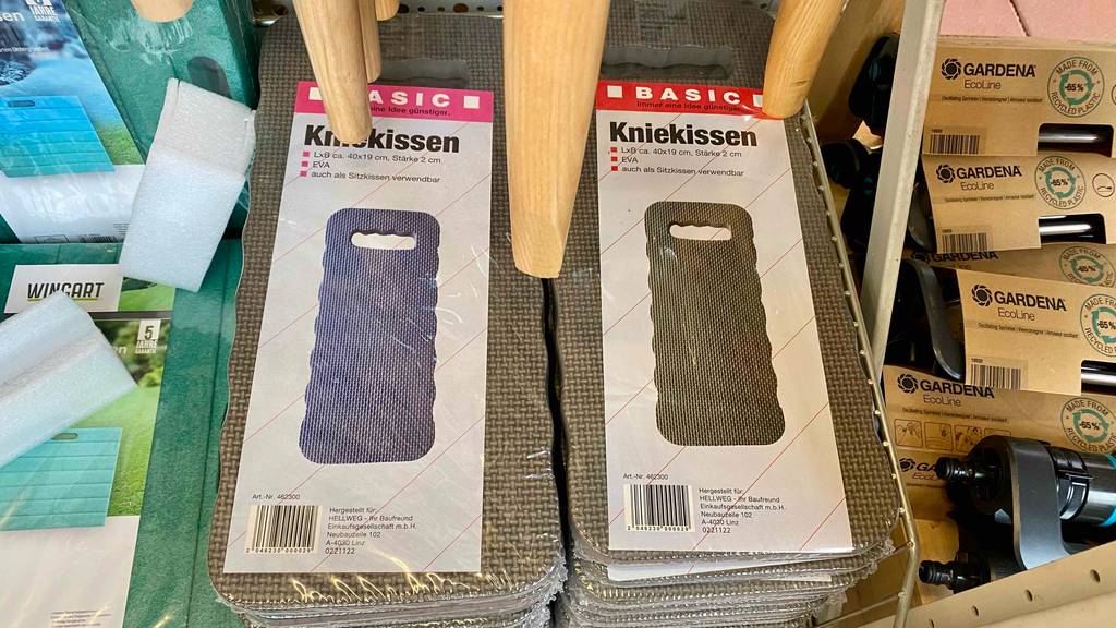Mehrere getestete Kniekissen liegen verpackt aufeinander.