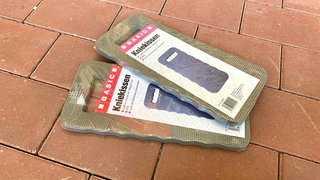 Zwei getestete Kniekissen befindet sich verpackt auf dem Boden. 