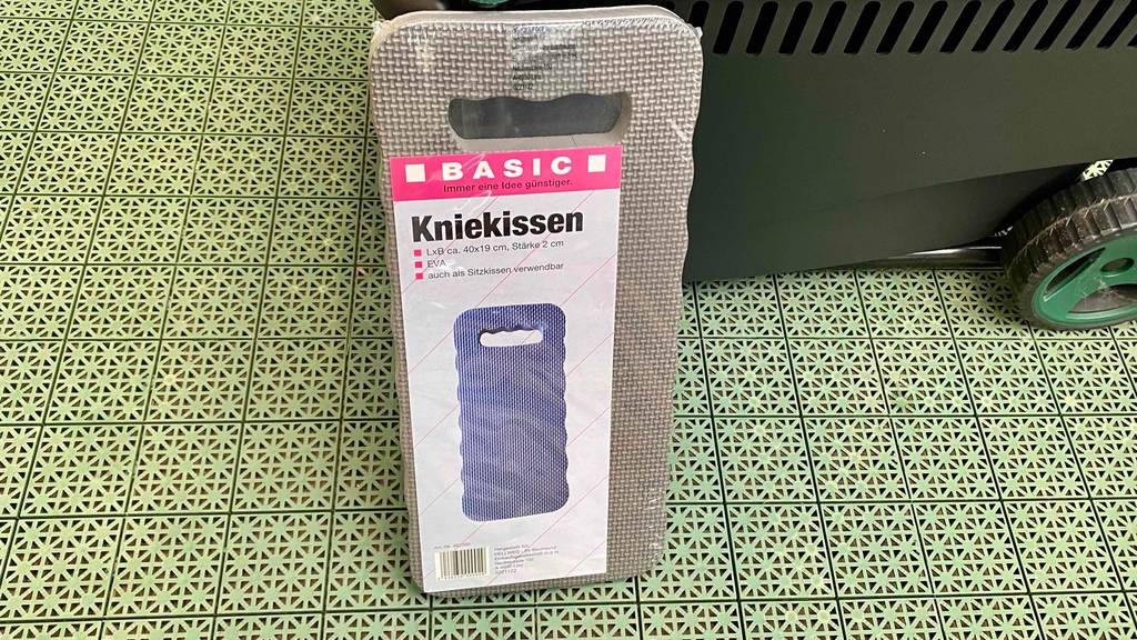 Getestetes Kniekissen aus Memory-Schaum befindet sich in der Verpackung. 