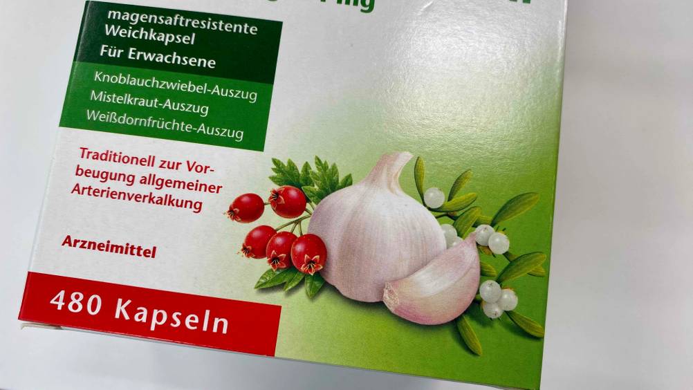 Im Test: Nahaufnahme des Aufdrucks auf der Vorderseite einer Packung Knoblauch-Kapseln mit Angaben zum Inhalt.