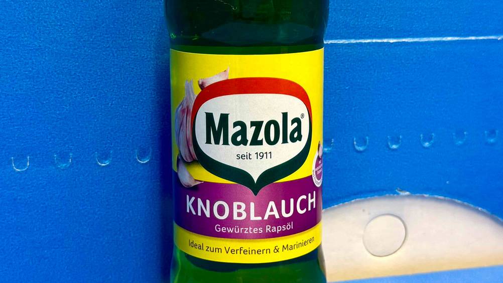 Knoblauchöl getestet: Nahaufnahme des Labels auf der Flasche mit Logo und Artikelbezeichnung.