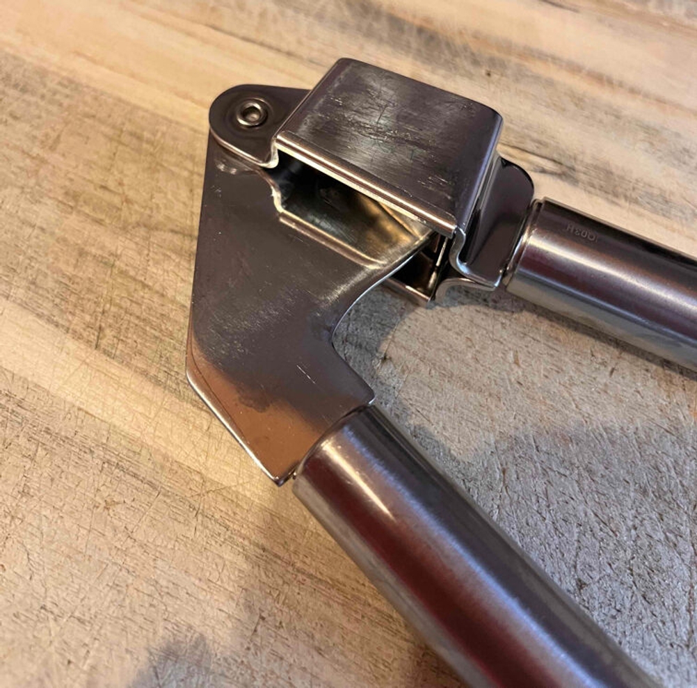 Nahaufnahme des geschlossenen Kopfes einer getesteten Knoblauchpresse.