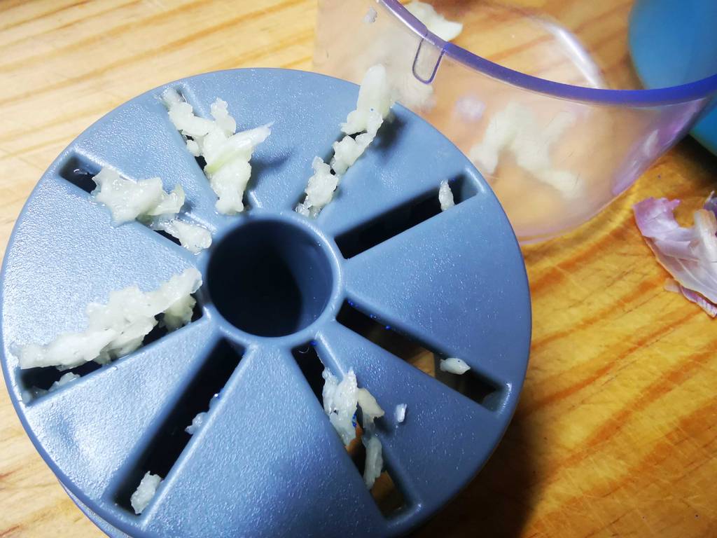 Blick auf geschnitten Knoblauch im getesteten Knoblauchschneider.