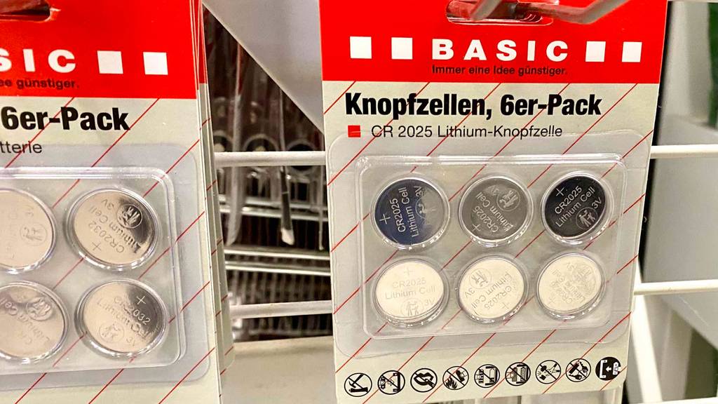 Knopfzelle im Test: In einem Geschäftsregal befinden sich mehrere verpackte Knopfzellen.
