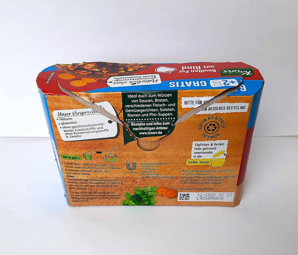 Rückseite der Verpackung der getesteten Knorr-Bouillon vor einer hellen Fläche.