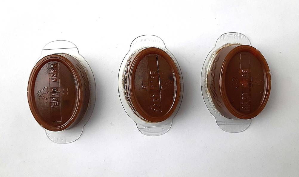 Unterseite der einzeln verpackten Knorr-Bouillons im Test auf einer hellen Fläche.