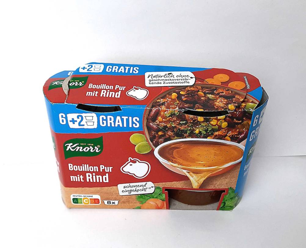 Vorderseite der Verpackung der getesteten Knorr-Bouillons vor einer hellen Wand.
