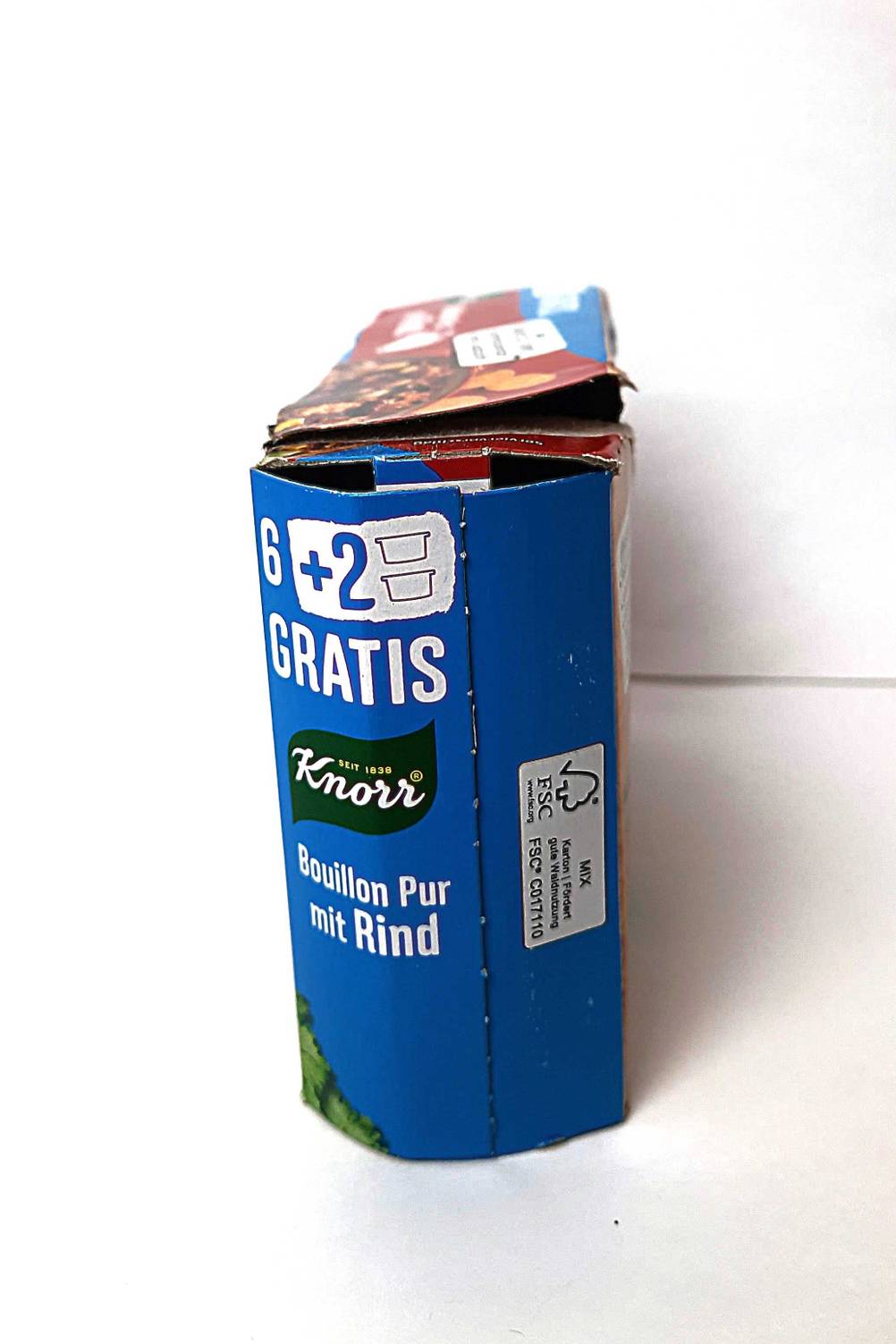 Seitenansicht der Verpackung der getesteten Knorr-Bouillon vor einer hellen Wand.