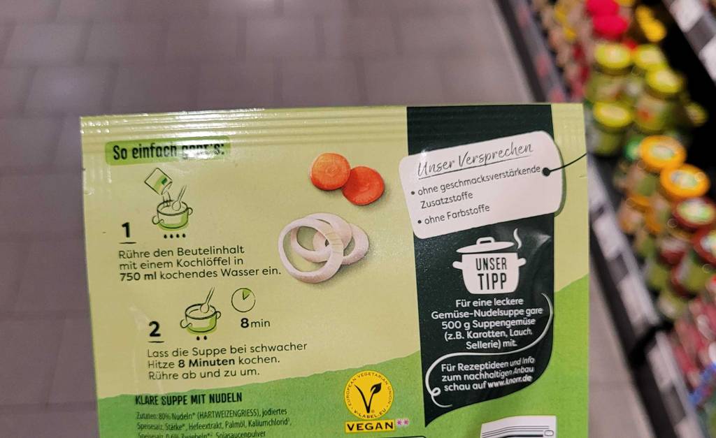 Auf der Rückseite der Packung einer getesteten Instant-Suppe ist die bebilderte Zubereitungsempfehlung.