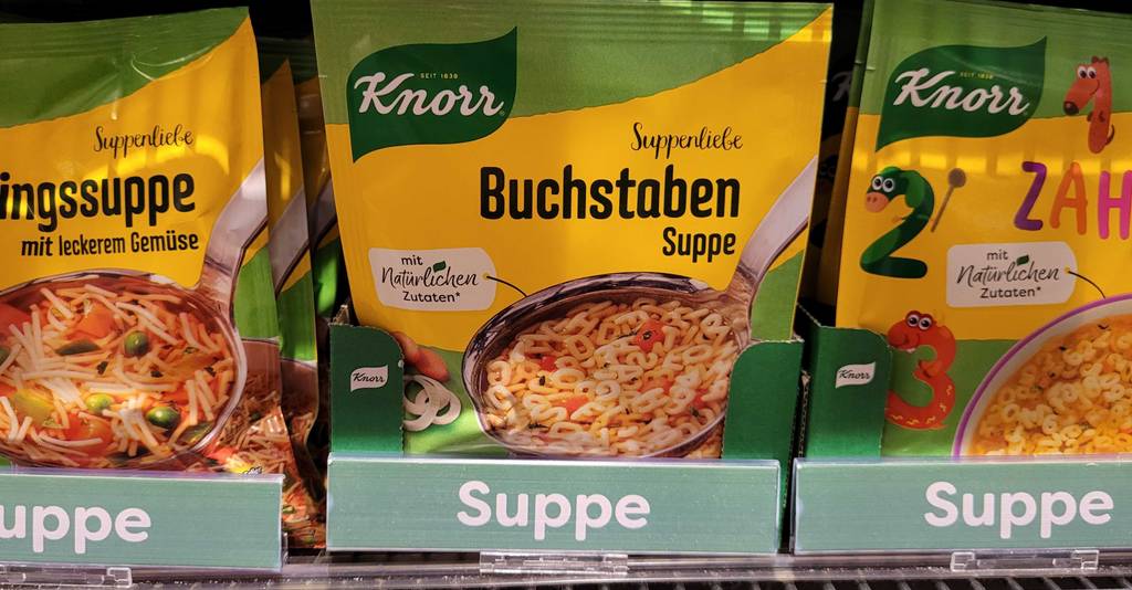 Instant-Suppe im Test: Mehrere Packungen unterschiedlicher Sorten stehen neben- und hintereinander in einem Regal.