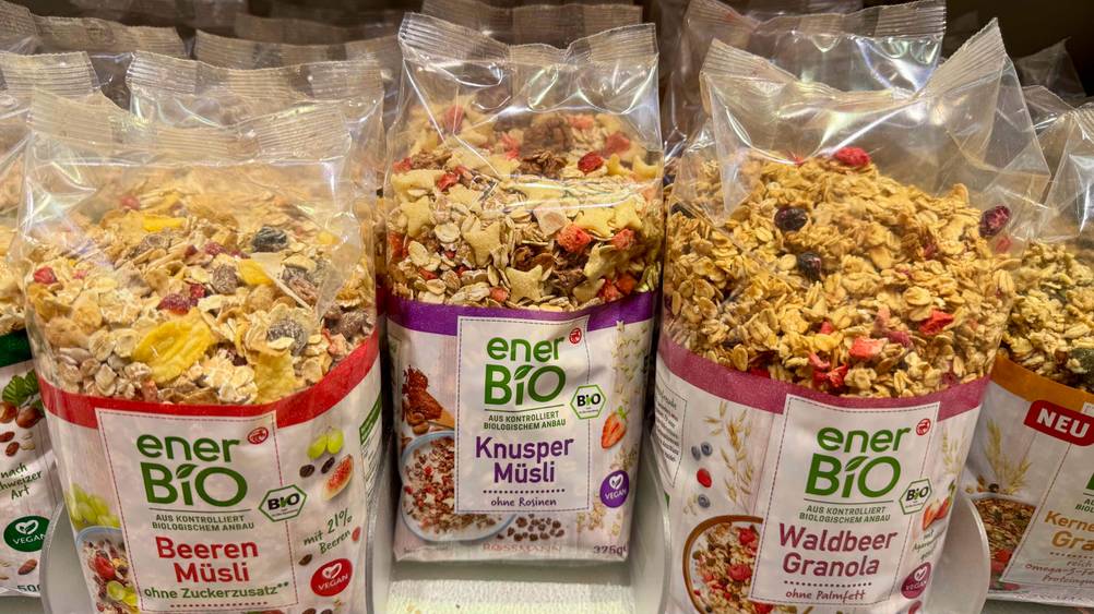 Knusper-Müsli getestet: Mehrere Packungen in einem Regal neben anderen Produkten.