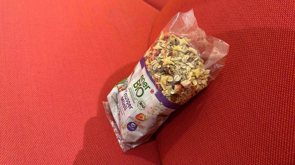 Knusper-Müsli im Test: Seitenansicht der Verpackung auf einem roten Polster.