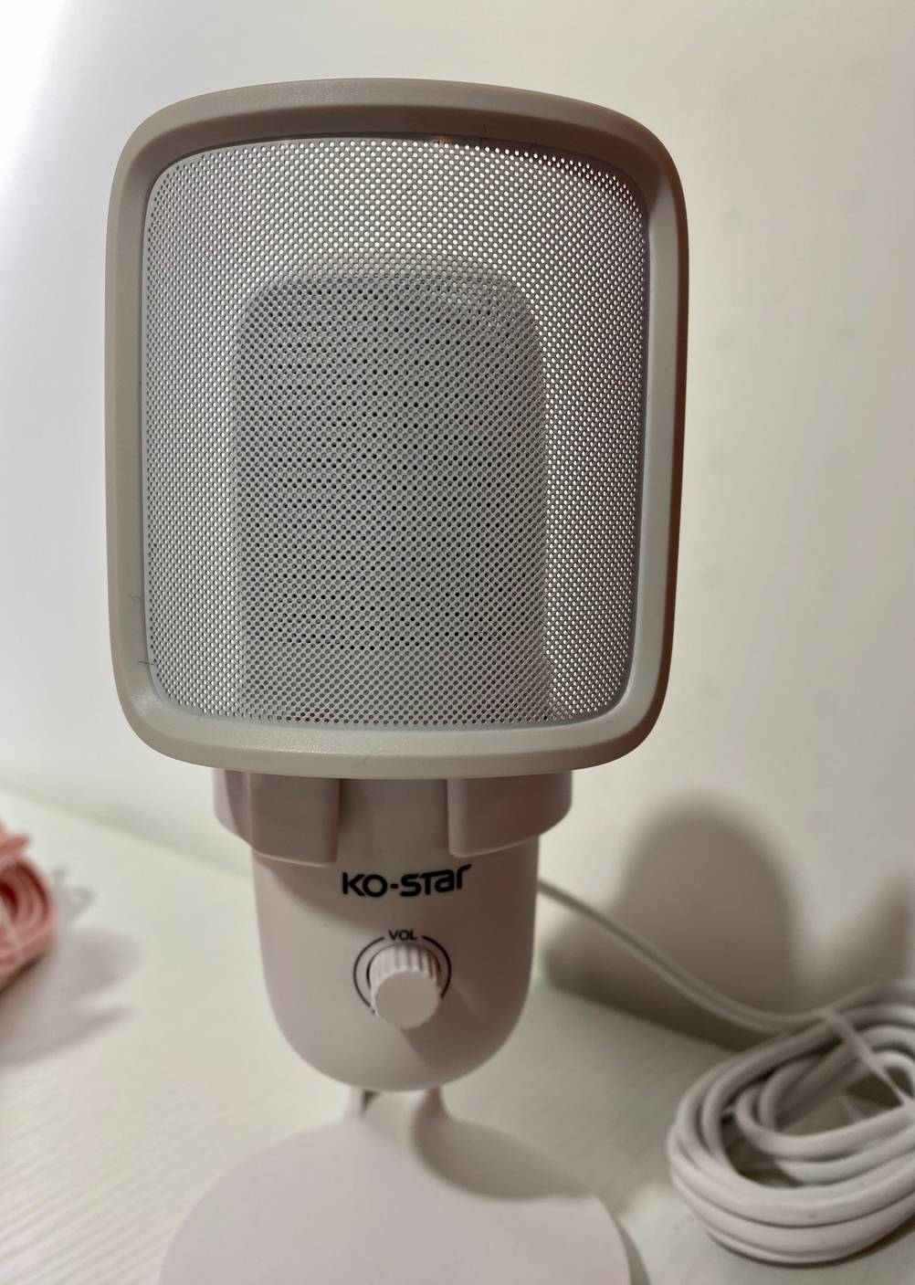 Im Test: USB-Mikrofon steht in weißem Regal.