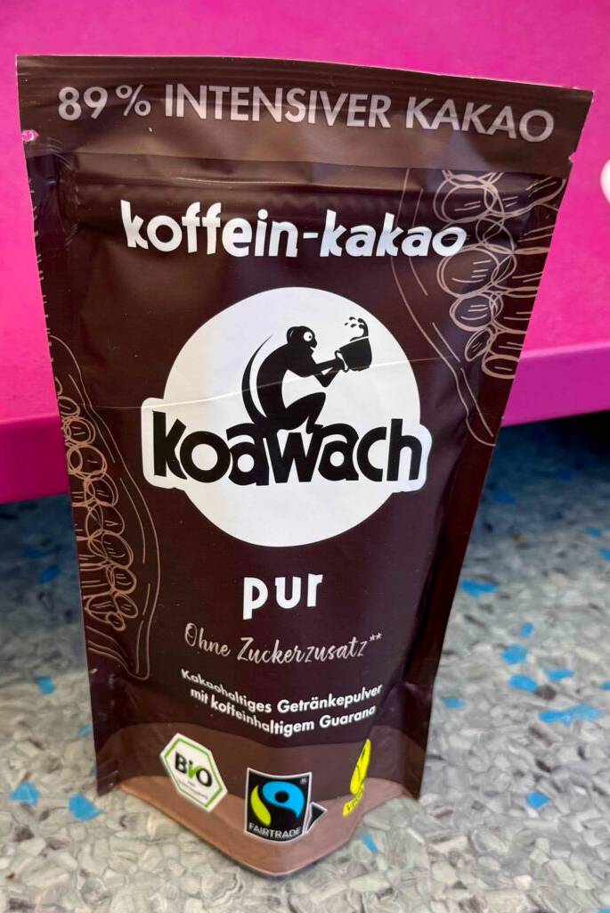 Nahaufnahme der wiederverschließbaren braunen Kunststofftüte mit dem Kakaopulver ohne Zucker im Test.