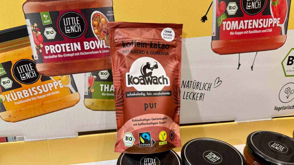 Vor weiteren Fertigprodukten steht eine Tüte mit Koffein-Kakao im Test.