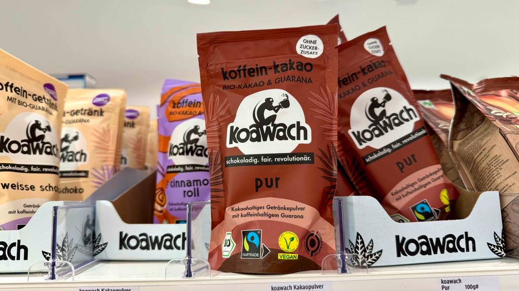 Getestet: Koffein-Kakao ohne Zucker in der braunen Tüte steht auf einem Verkaufsregal.