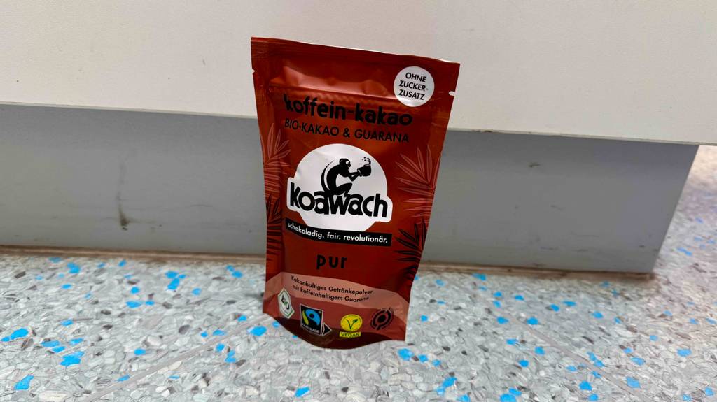 Koffein-Kakao-Test: Das Produkt in der braunen Tüte ohne Zucker-Zusatz steht auf dem Boden.