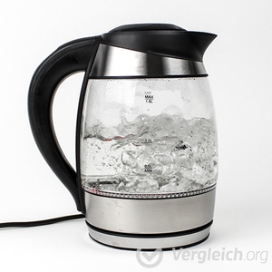 Ein stehender Wasserkocher mit kochendem Wasser.