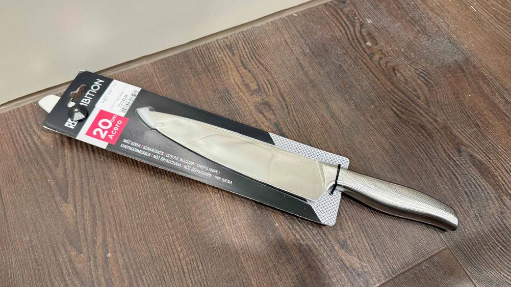 Getestet: Ein Kochmesser 20 cm auf einem Holzboden liegend.