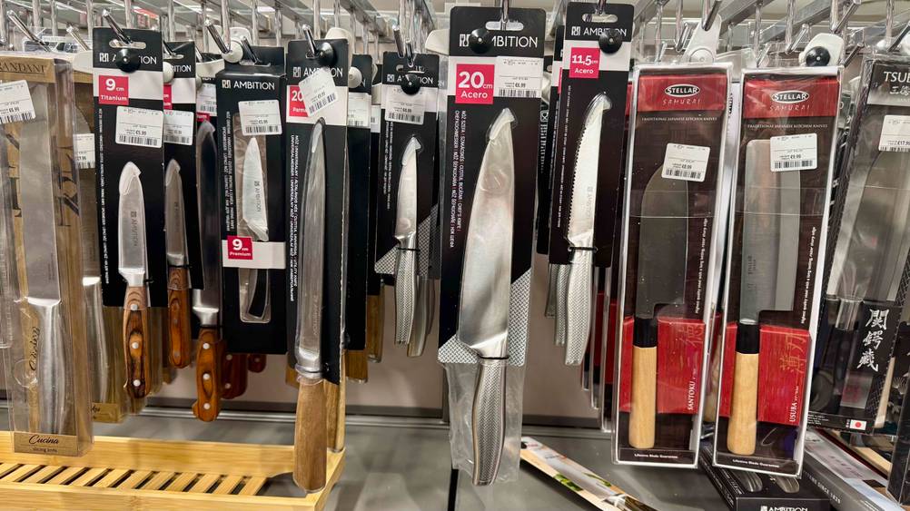 Kochmesser 20 cm im Test: Mehrere verpackte Kochmesser in einem Verkaufsregal hängend.