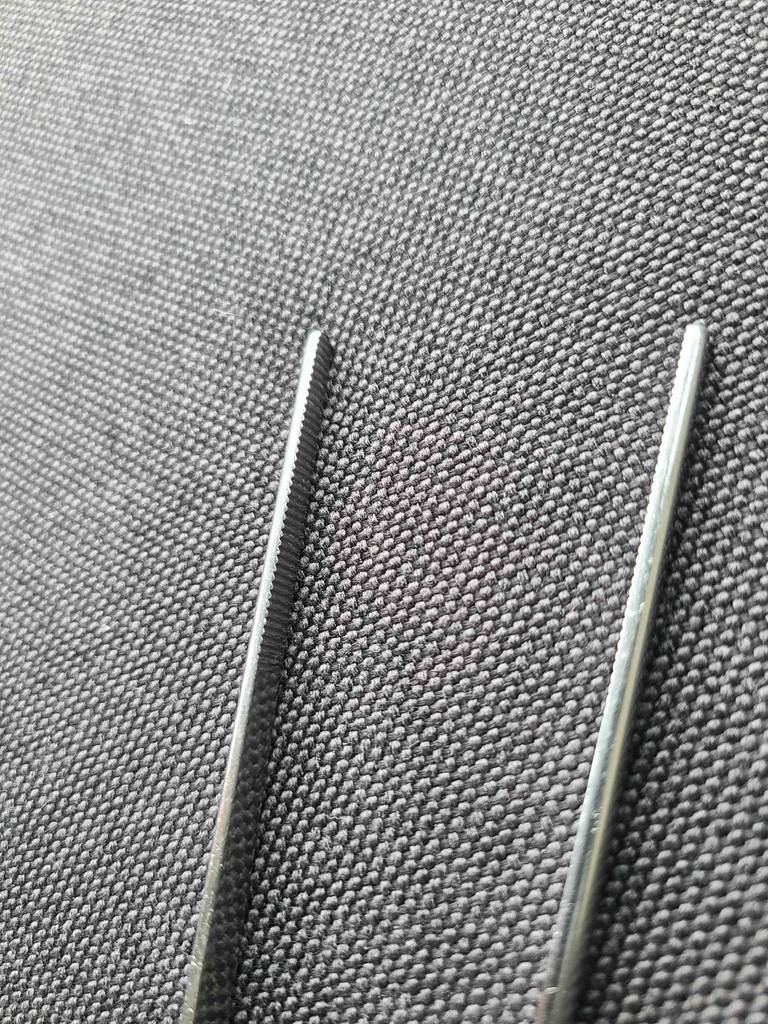 Detail der Kneifteile einer getesteten Kochpinzette.