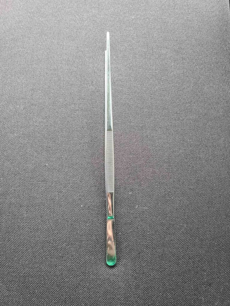 Blick von oben auf eine auf der Seite liegenden Kochpinzette im Test.