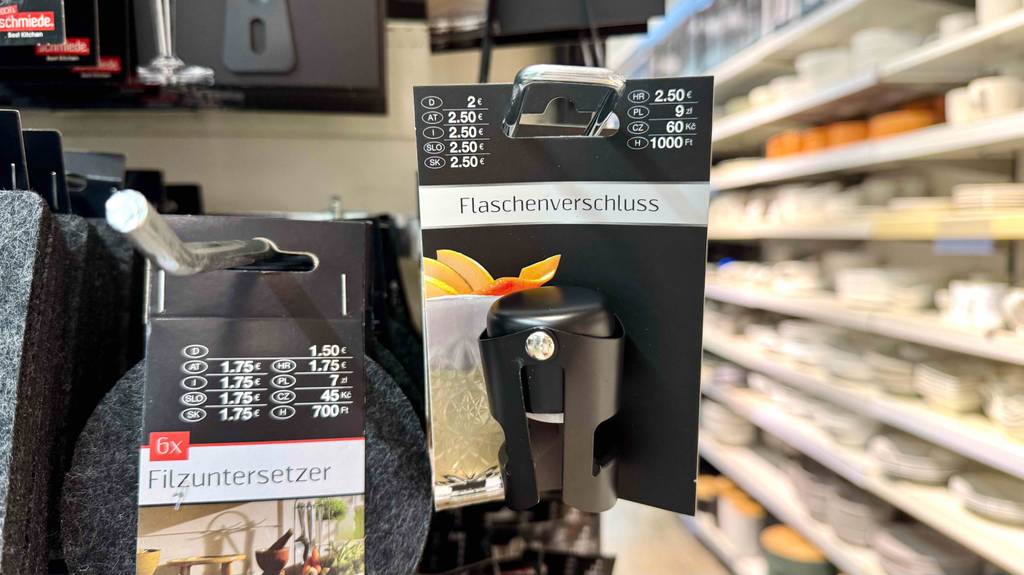 Getestet: Ein Flaschenverschluss in Schwarz hängt mit seiner Kartonage an einem Regal.