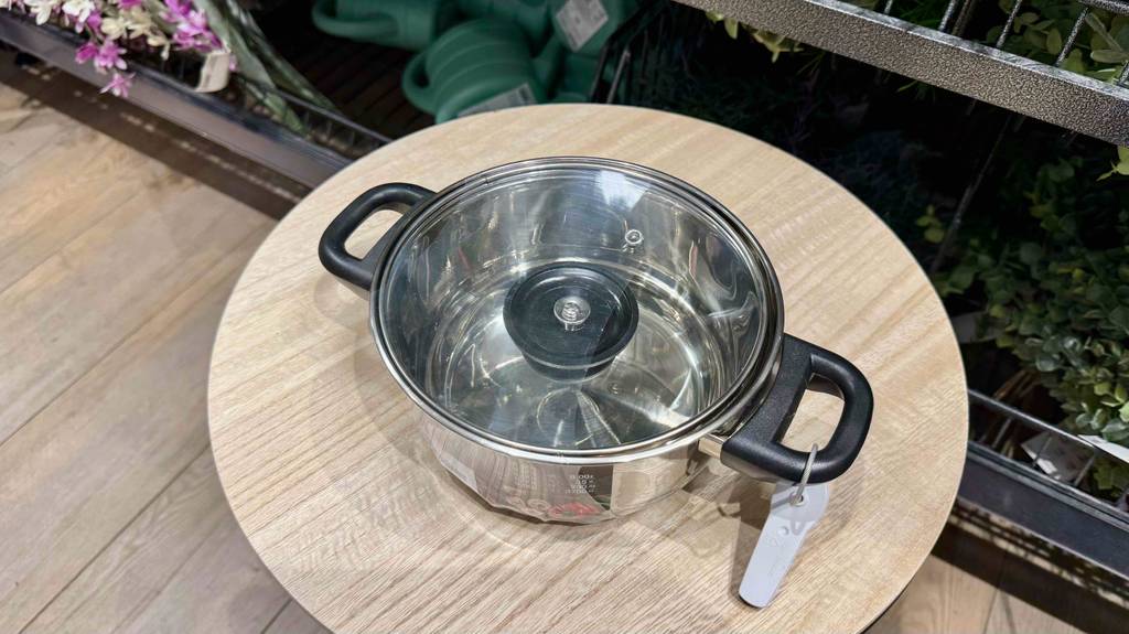 Im Test: Ein Kochtopf 16 cm steht mit Deckel auf einem runden Tisch.