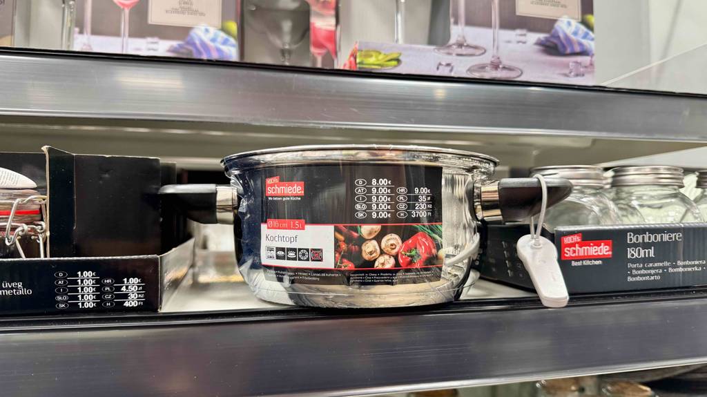 Getestet: Ein Kochtopf 16 cm steht ohne Deckel auf einem Verkaufsregal.