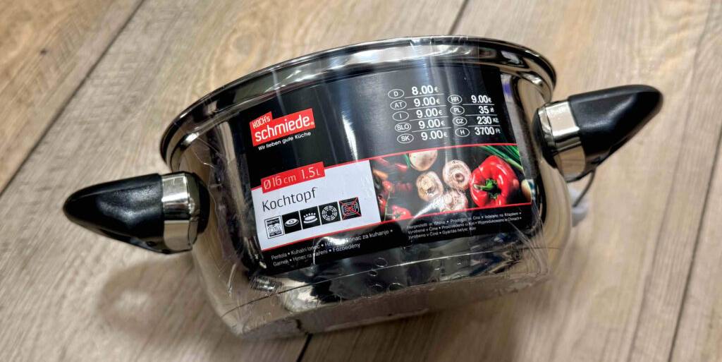 Kochtopf 16 cm im Test: Ein Kochtopf ohne Deckel liegt auf einer Holzoberfläche.